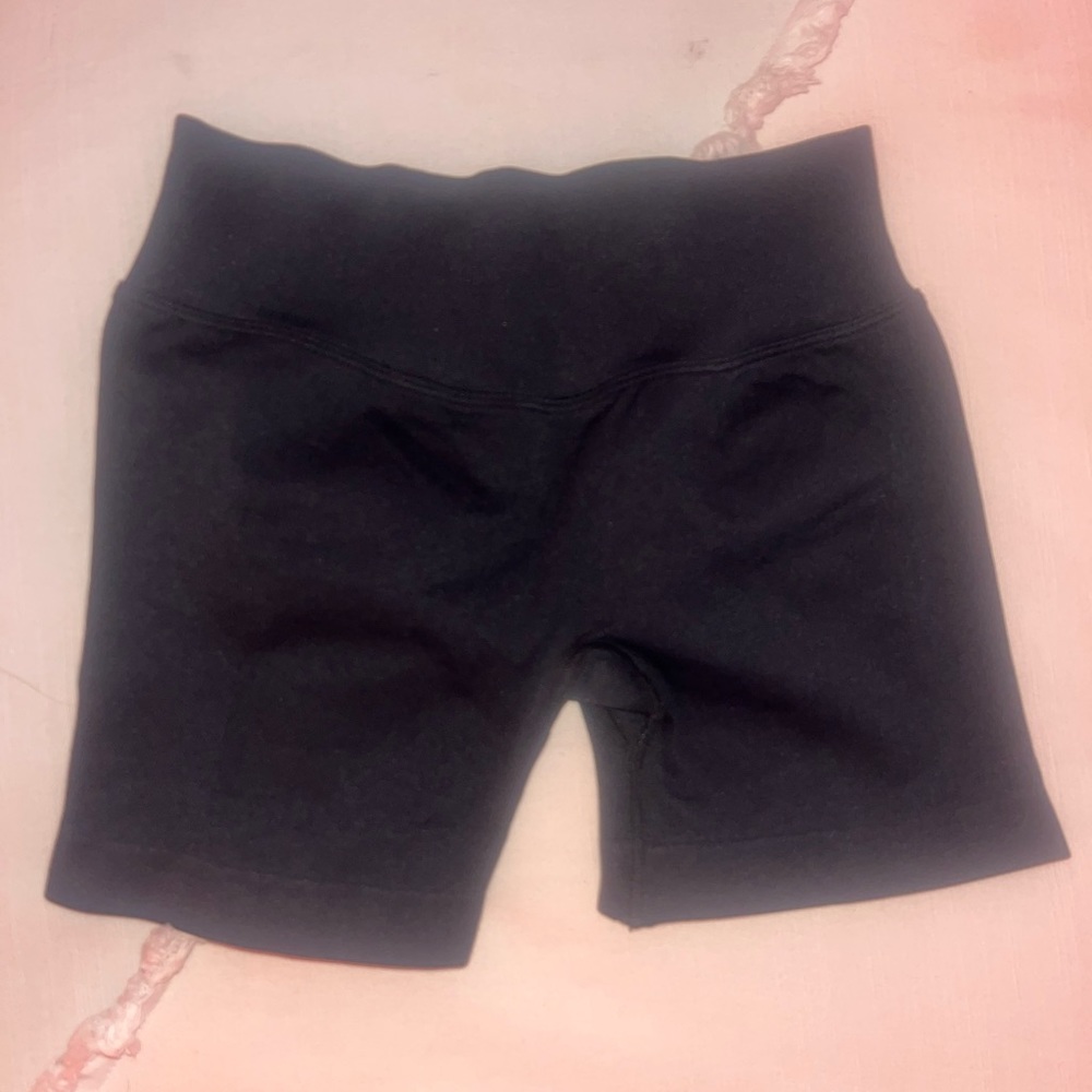 Black butt scrunch shorts